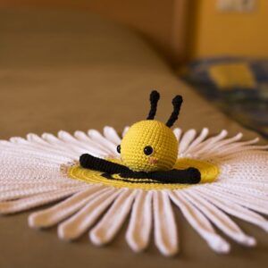 Patrón mantita abeja Mel amigurumi