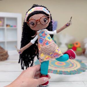 Muñeca con delantal de grannies amigurumi