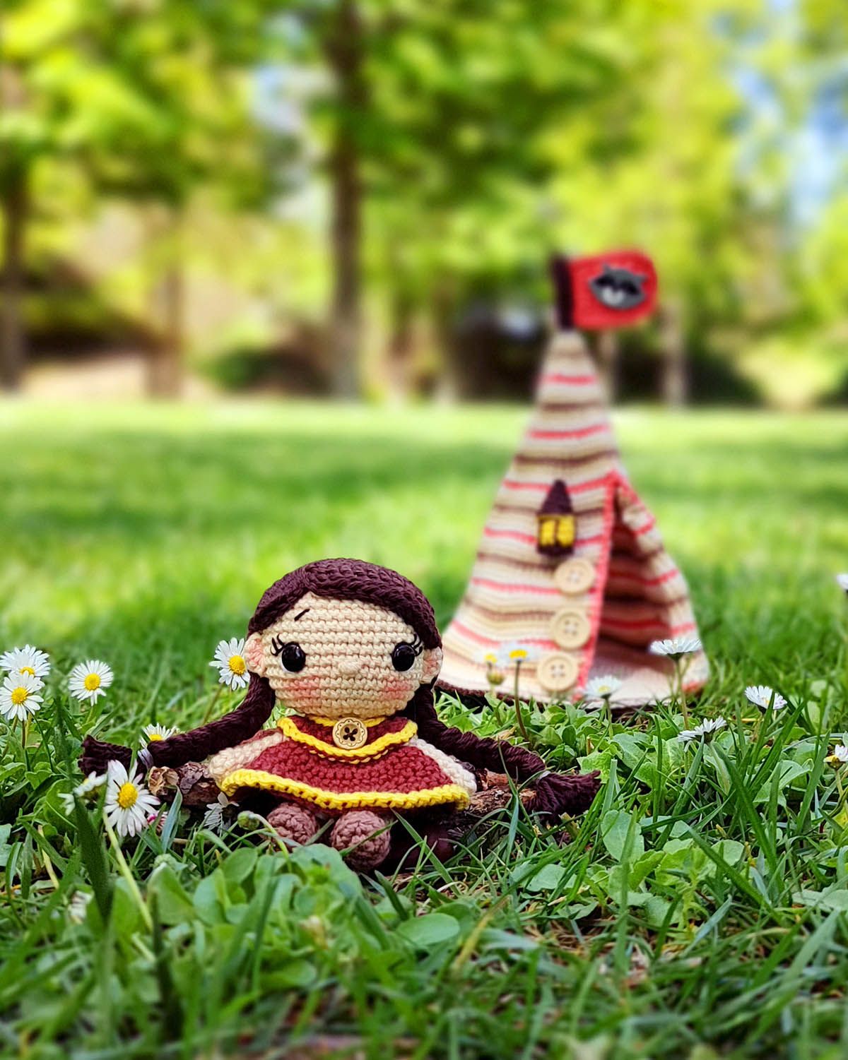 Amaia, amigurumi diseñado por Eva Peñafiel, frente a su tienda de campaña