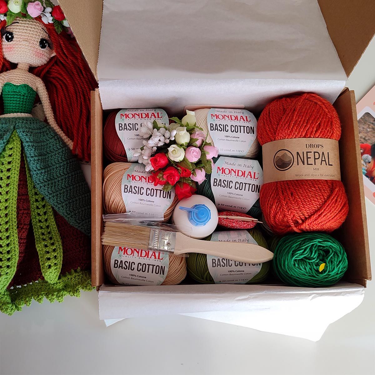 Kit de materiales para tejer a Alani Sauco, el Hada del Bosque — incluye hilos, accesorios y el amigurumi de ejemplo terminado.