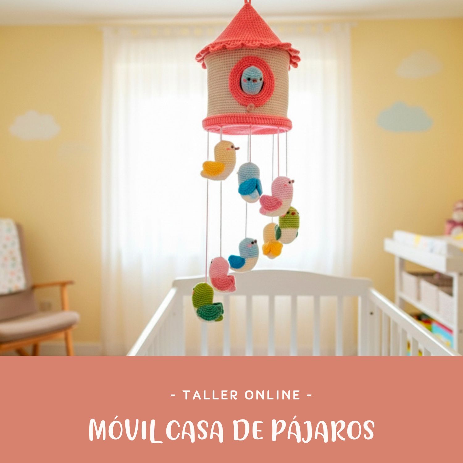 Taller Online Móvil Casa de Pájaros – Aprende a tejer este encantador amigurumi paso a paso Móvil amigurumi casa de pájaros tejido a crochet con casita albaricoque y blanco y ocho pajaritos de colores colgando – taller online paso a paso de Amigudolls