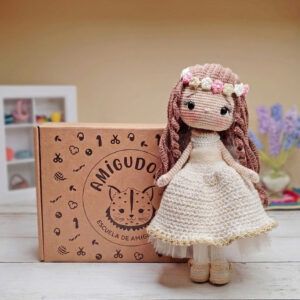 Kit de amigurumi Lara de Comunión con muñeca tejida a ganchillo y caja Amigudolls, diseño delicado para crear una muñeca de comunión paso a paso