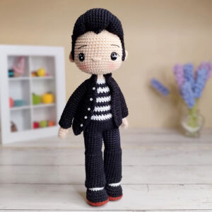 Muñeco amigurumi Elvio de 27 cm estilo rockabilly con chaqueta negra independiente y camiseta a rayas, tejido a crochet